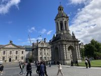 13. Reisetag – Rückkehr nach Dublin – Glockenturm im Trinity College
