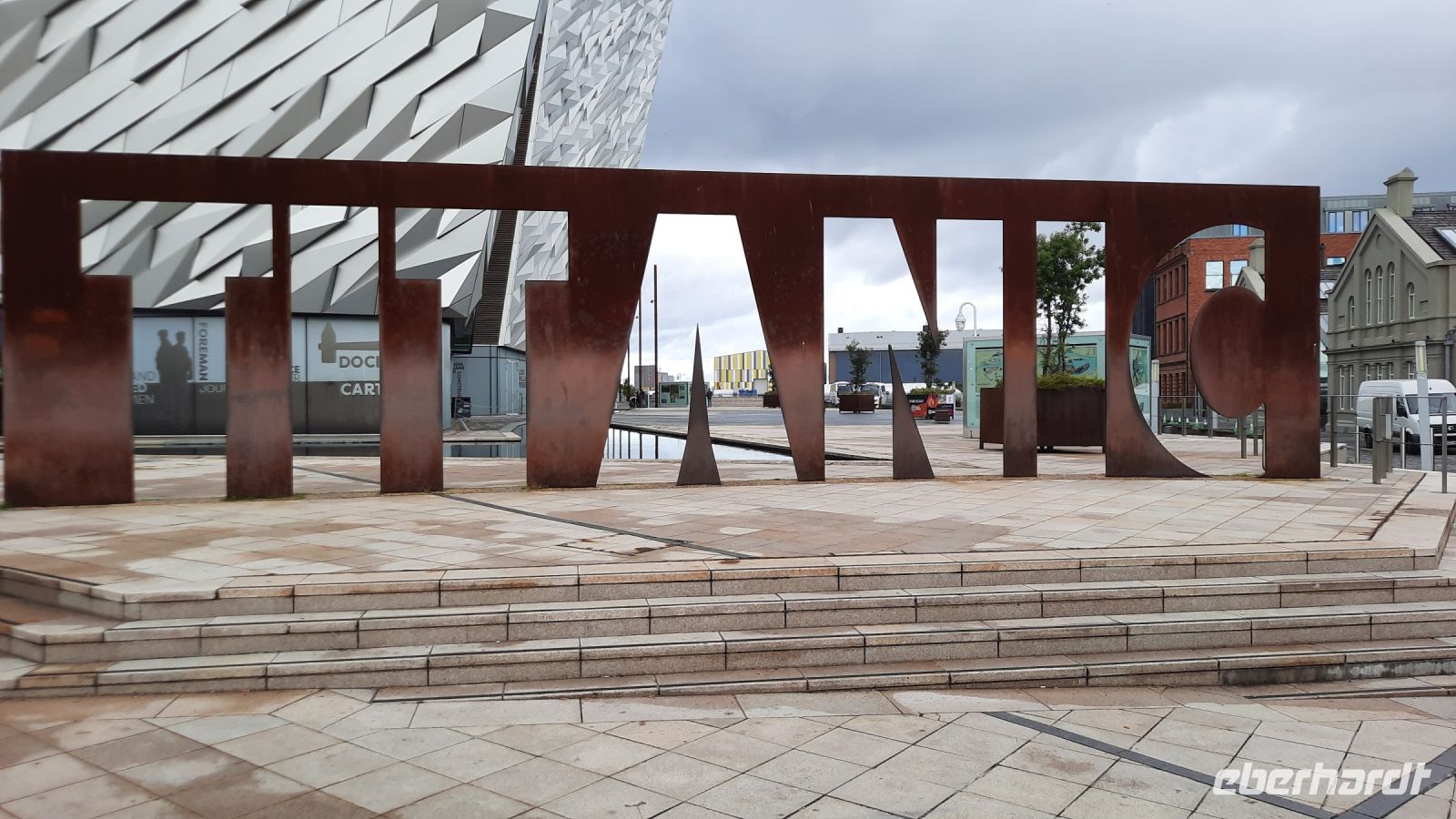 vor dem Besucherzentrum