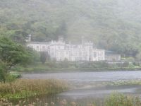  sturm und Regen verhüllen die Kylemore Abbey