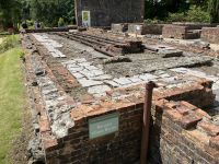 Irland, Kylemore Abbey, alte Fundamente von Gewächshäusern