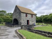 Irland,  Folk Park rund um Bunratty Castle, die alte Mühle