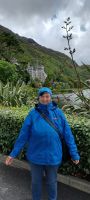Reiseleiterin vor der Kylemore Abbey