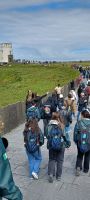 Touristen auf dem Weg zu den Cliffs of Moher