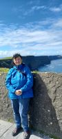 Reiseleiterin vor den Cliffs of Moher