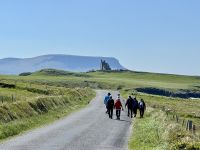 5. Tag – Von Letterkenny nach Leenaun – Wanderung um Mullaghmore – Im Hintergrund Classiebawn Castle und Ben Bulben