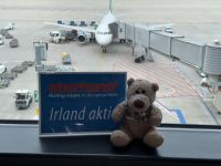 1. Tag – Max freut sich am BER auf den Flug nach Dublin
