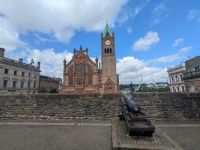 Ausblicke von der Stadtmauer in Derry