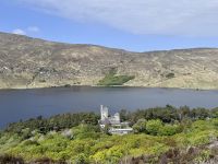 3. Tag: Im schönen County Donegal – Wandern im Glenveagh-Nationalpark – Blick vom Aussichtspunkt auf das Glenveagh Castle &ndash; &copy; Andreas Wolfsteller (Eberhardt TRAVEL)