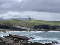 5. Tag: Letterkenny bis Leenaun – Wandern um die Halbinsel Mullaghmore – Classiebawn Castle vor dem Ben Bulben &ndash; &copy; Andreas Wolfsteller (Eberhardt TRAVEL)