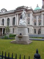Belfast, Titanic-Denkmal am Rathaus