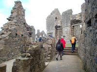 Gruppe in der Burgruine