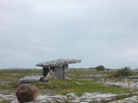 Dolmen aus Kalkplatten im Burren ...