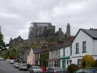 Blick von außen zum Rock of Cashel