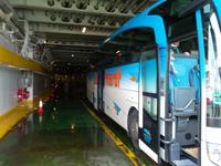 Bus auf der Fähre von Irland