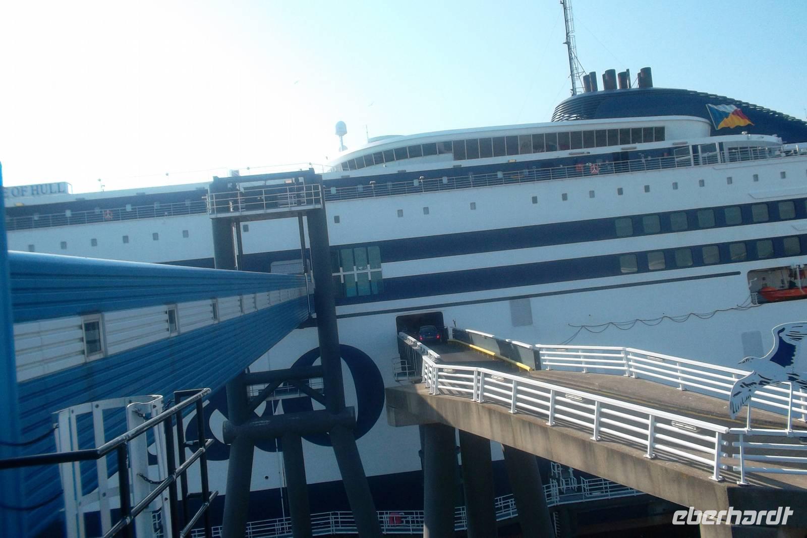 Per Gangway geht's aufs Fährschiff