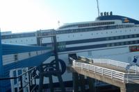 Per Gangway geht's aufs Fährschiff