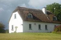 großes reetgedecktes 