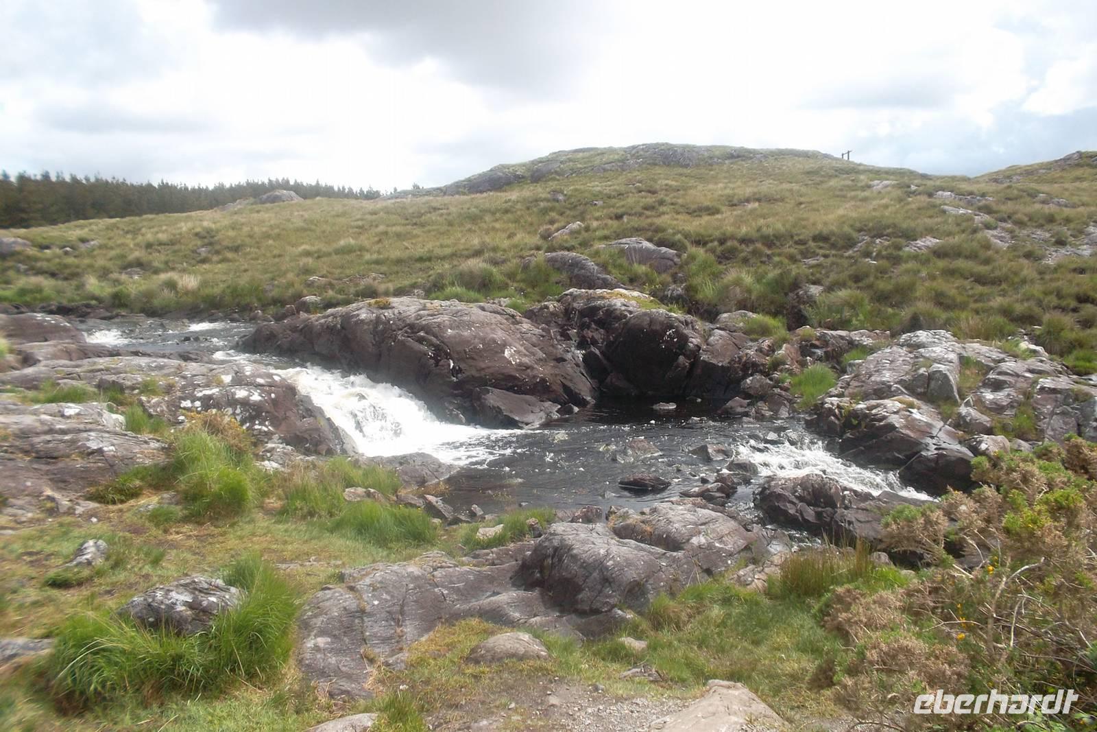 Flüßchen in Connemaras Felsenlandschaft