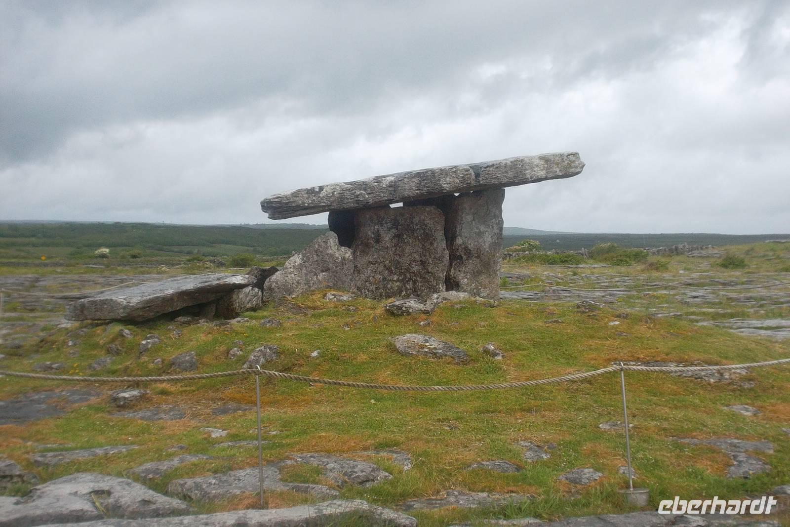 Der Pulnabrone-Dolmen soll füpnftausend Jahre alt sein.