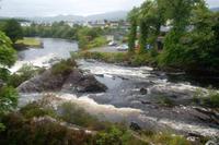 Der Wasserfall mitten im Städtchen Sneem