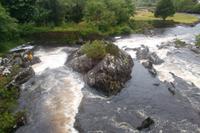 Der Wasserfall mitten im Städtchen Sneem