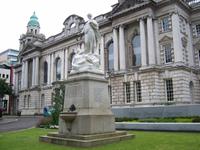 Titanic-Denkmal vor dem Rathhaus von Belfast