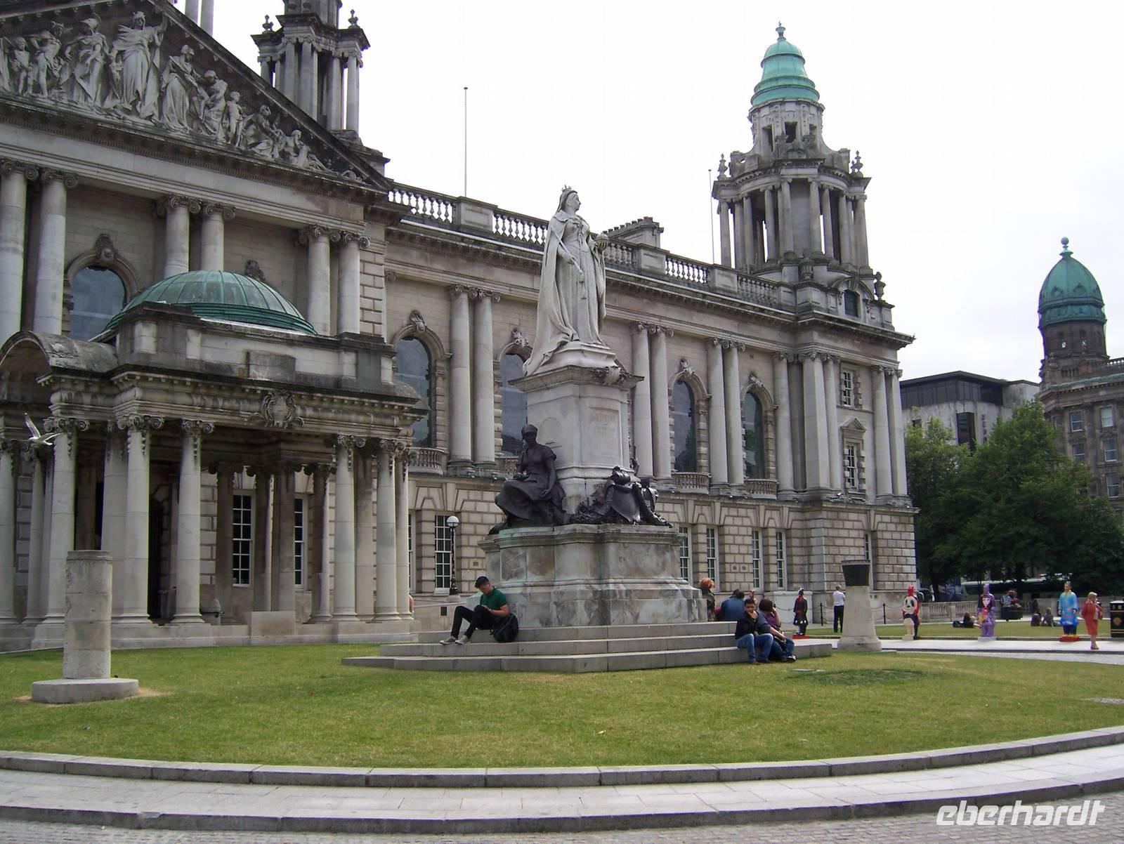 königin Victoria vor dem Rathaus von Belfast