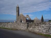 Rundturm und eine der Kirchen von Kilmacduagh