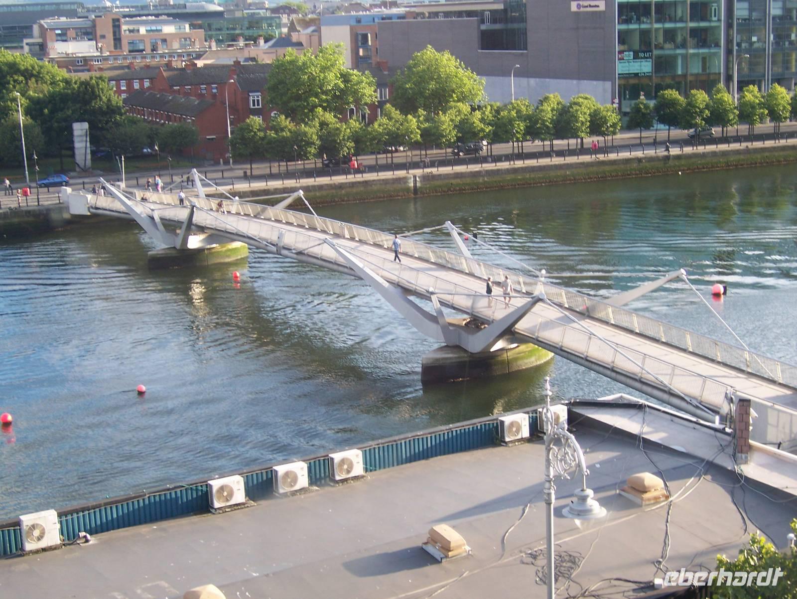 Blick vom Hotel zu einer der zahlreichen Dubliner Brücken