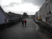 auf der Stadtmauer von Londonderry spazieren