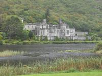 die Kylemore Abbey von der Seeseite