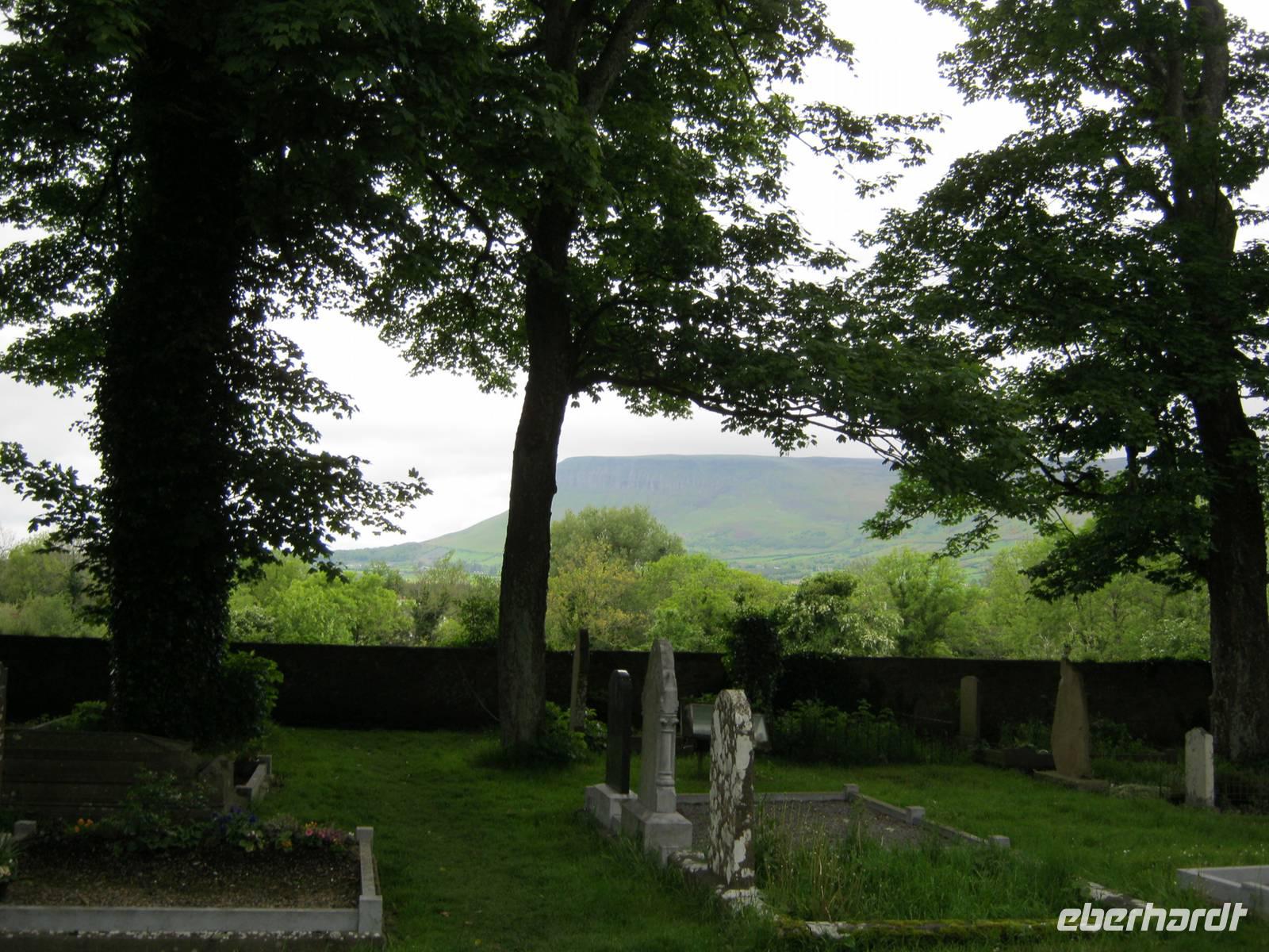 Benbulben im Hintergrund