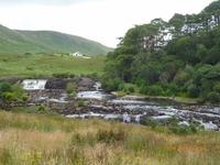 Angler am Wasserfall in Connemara