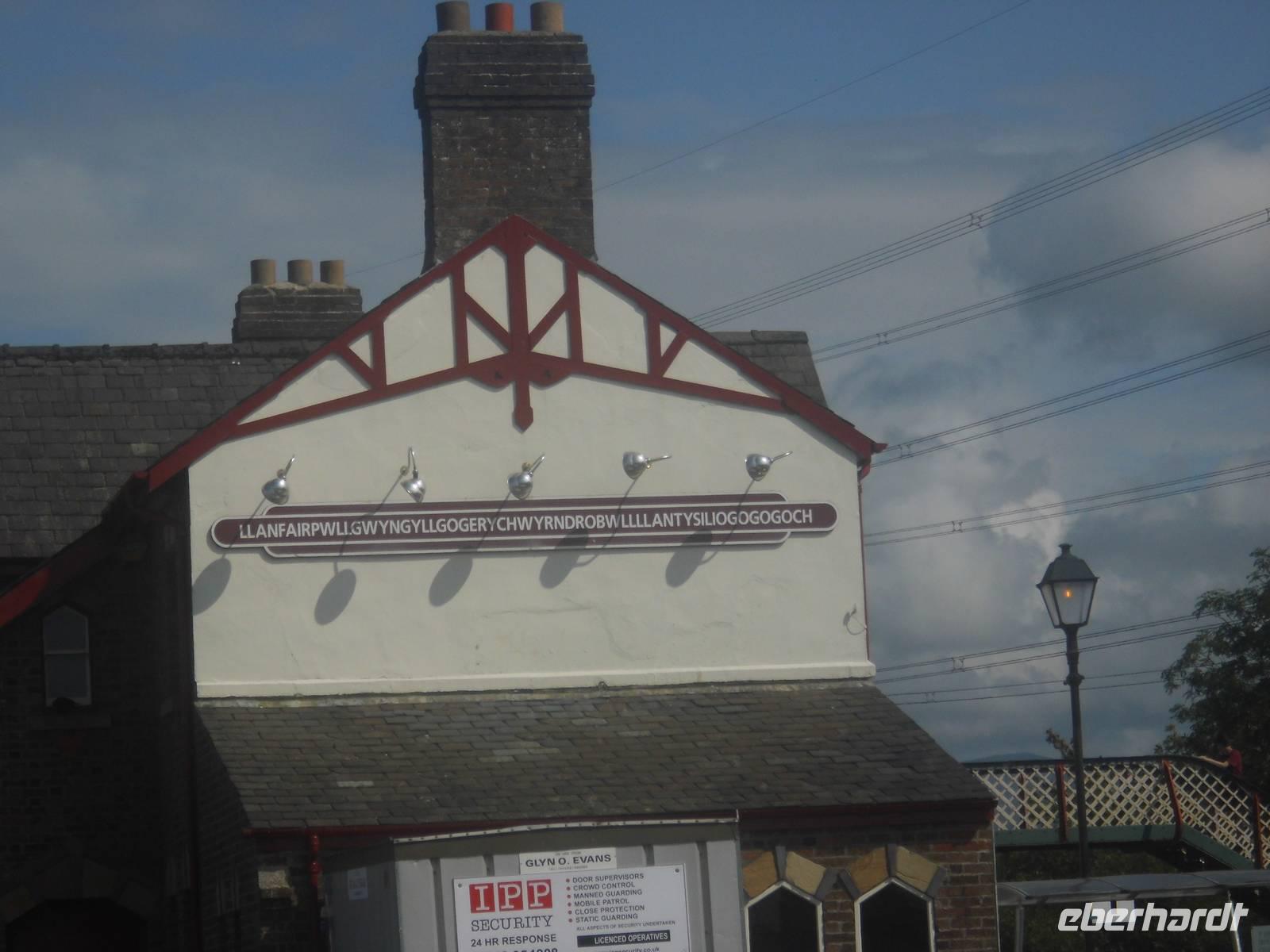 Bahnhofsschild von Llanfair PG in Wales