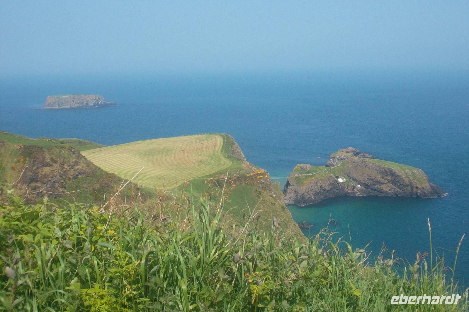Blick zur Hangebrücke an der Causeway Coast
