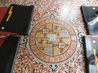 Das Wappen war versteckt unter den Fußmatten im Queens College in belfast
