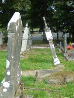 Alte Steine stehen schief in Drumcliff