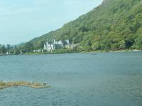 Kylemore Abbey von der Brücke aus bei Sonnenschein