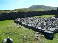 Entweder ein alter Friedhof neben der Kirche oder Fundament der Kirche davor