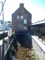 B&B über einem Fluss? ich weiß nicht... Wasseradern unterm Bett?