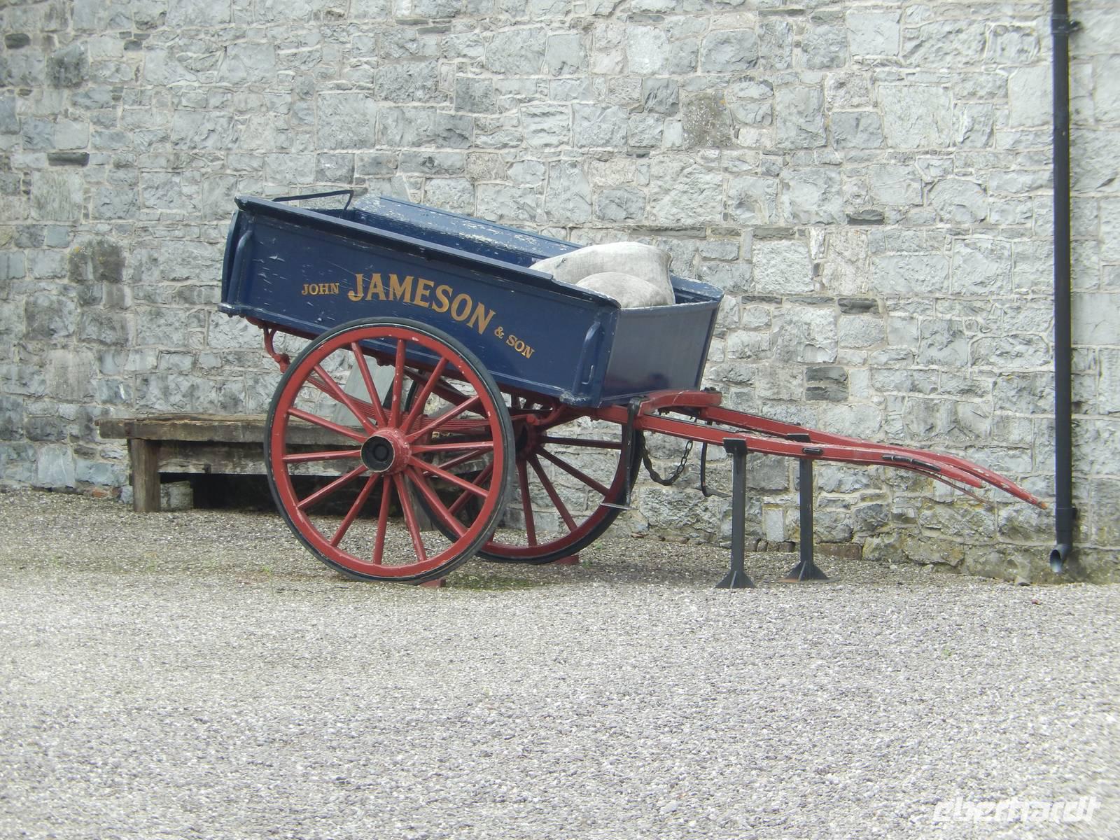 Wagen auf dem Destilleriegelände