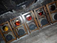 Von Links nach rechts verfärbt sich der Whiskey je nach lagerzeit und Bedingungen