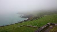 Steilküste von Dingle mystisch im Nebel