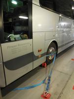 Rechnet man mit starkem Seegang? Der Bus wurde gesichert.