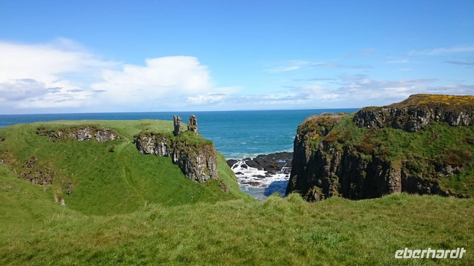 Nordirische Steilküste und Atlantik nahe der Brücke der Riesen