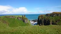 Nordirische Steilküste und Atlantik nahe der Brücke der Riesen