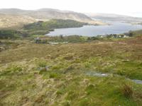 Klosterruine, See, Berge, Gras - im Glenaveagh-Nationalpark
