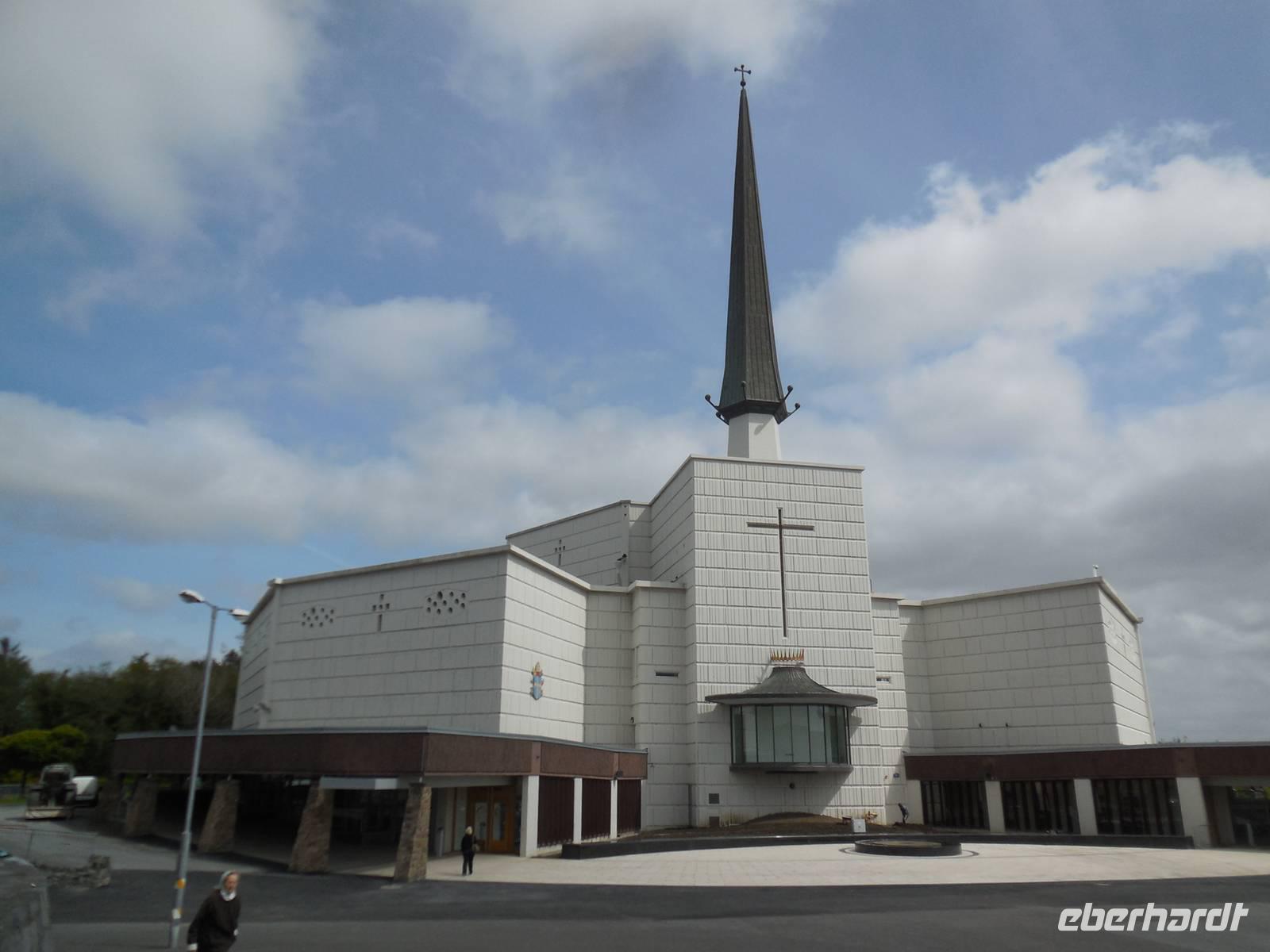Die riesige Kirche am Wallfartsort Knock