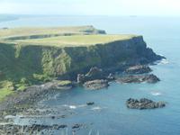 Ein Blick zur Kuh... oder dem Kamel... Angeblich soll eine Kuh ins Wasser gefallen sein. Der Felsen erinnert eher an ein gigantisches Kamel in Giants Causeway