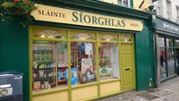 Gesundheit wird zum Prost gesagt und steht an der Apotheke